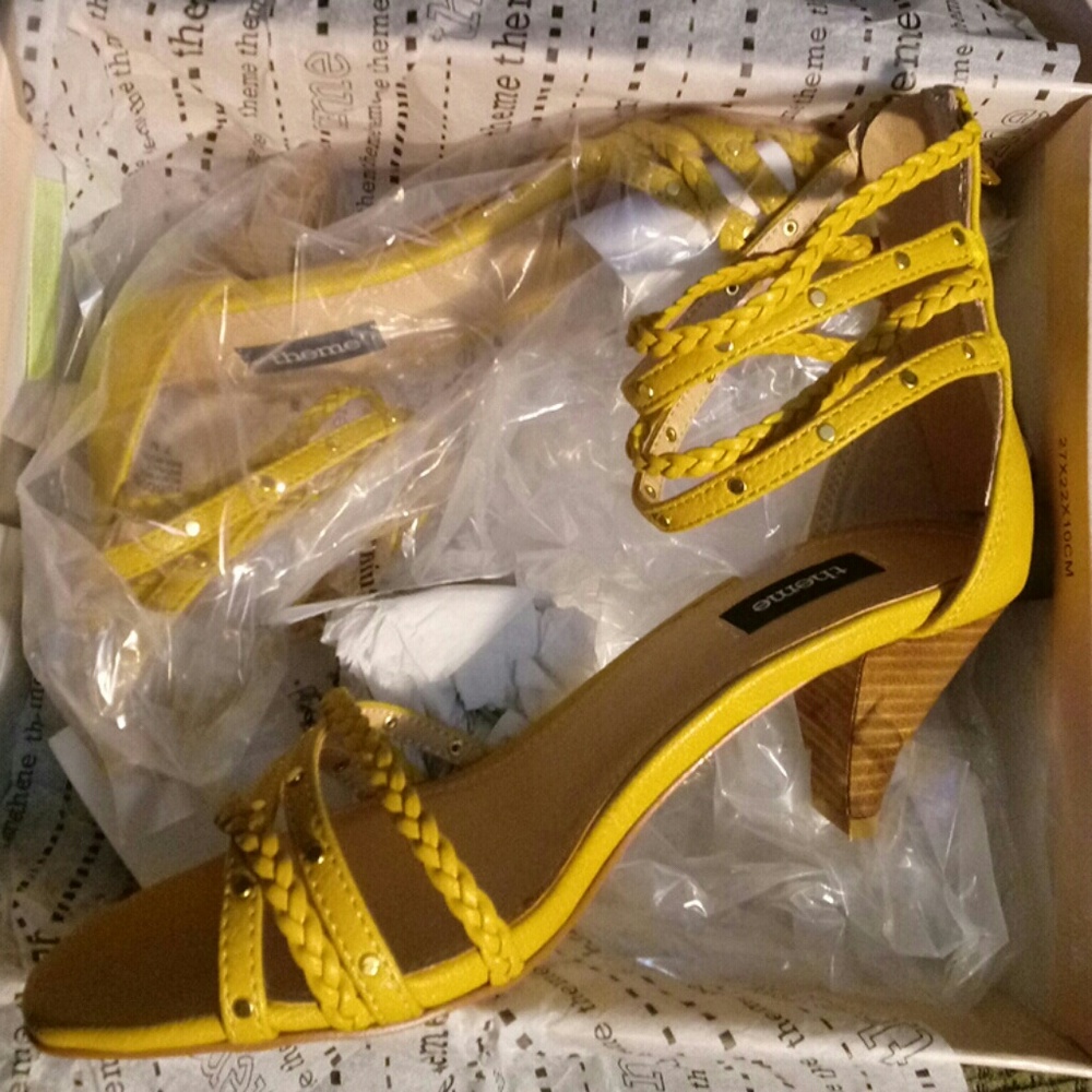 NEW IN BOX MULTISTRAP /STUD SANDAL 👡